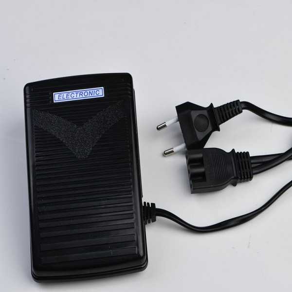 چرخ خیاطی جانتک مدل   SP1012  850 9 تا 18 قابل تغییر ساده , زیگزاگ , گلدوزی , تیکه دوزی , پارچه های ضخیم , پارچه های نازک , زیپ , دکمه و جا دکمه , پس دوزی , سر دوز 